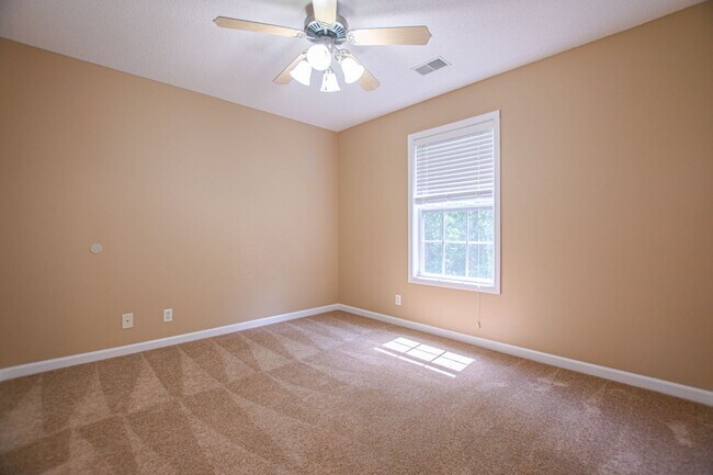 Building Photo - Pet Friendly Three Bedroom with Bonus!