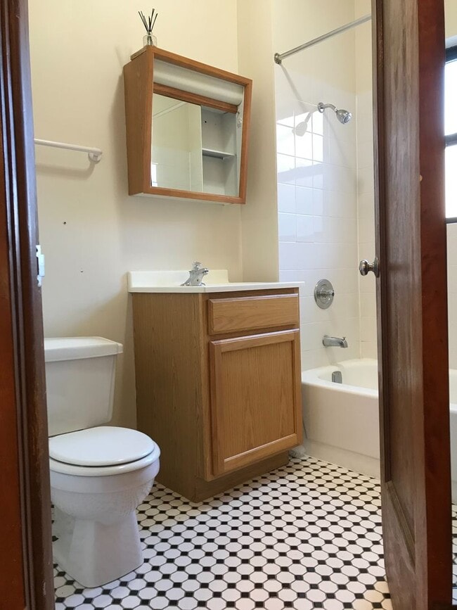 Building Photo - Beautiful Studio Apartment Available for Sublet March 1st