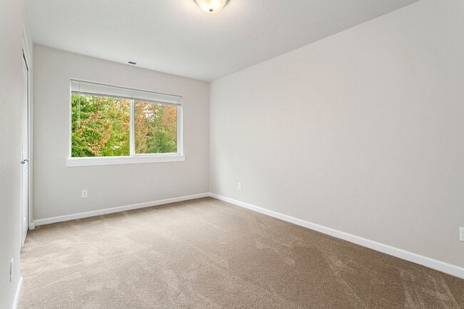 Building Photo - 4 bedrooms 2.5 bath, fenced backyard, AC, ...