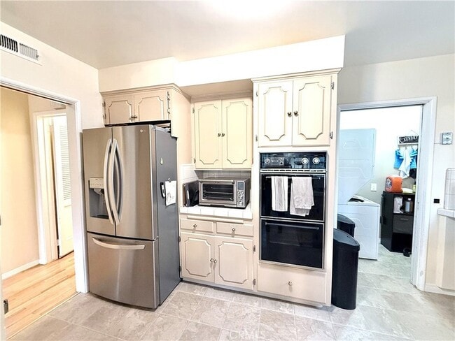 Building Photo - 970 W 8th St