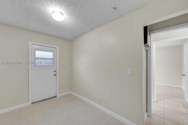 Building Photo - 2610 Riverland Dr