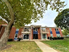 Building Photo - *** UPDATED FIRST FLOOR UNIT / 2 BDRM / W&...