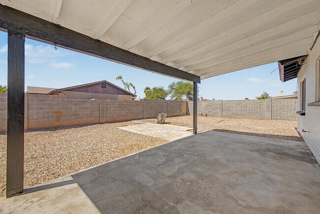 Building Photo - 935 W Santa Cruz Dr