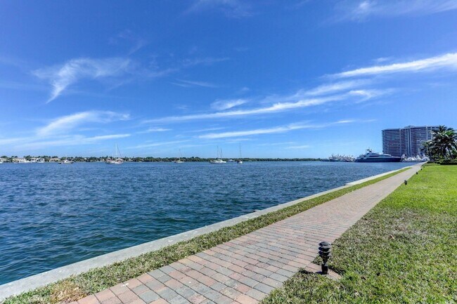 Building Photo - 134 Lakeshore Dr