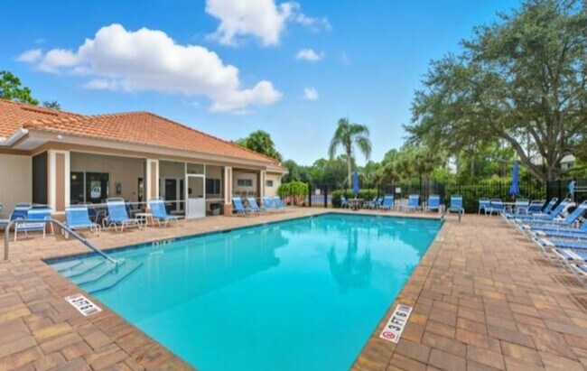 Building Photo - ** NICELY FURNISHED 3 Bedroom\2 Bath FIRST...