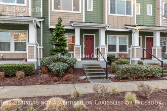 Building Photo - Updated 2 bed in Everett - Two primary bed...