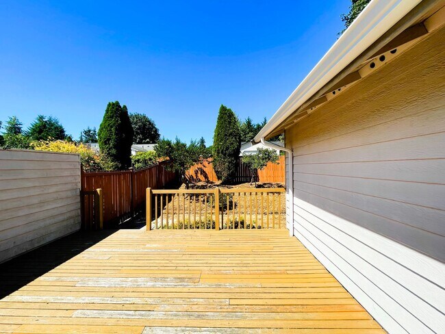 Building Photo - Recently updated Lynnwood Rambler in a quiet cul-de-sac