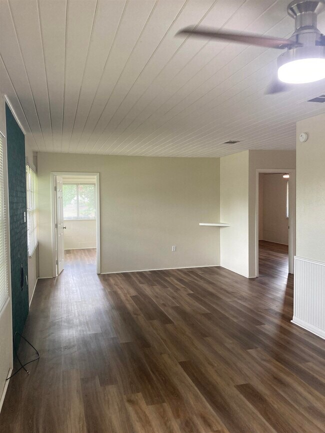 Building Photo - 1635 River Oaks Dr