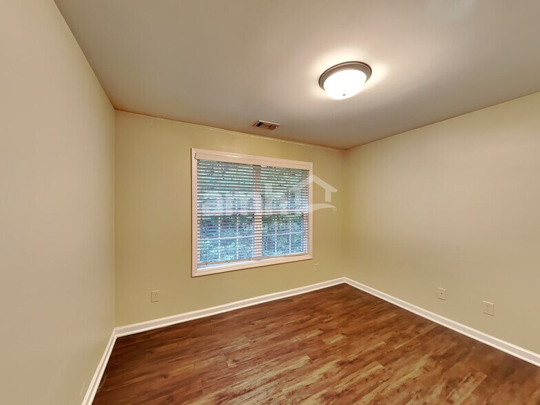 Building Photo - 907 Yancey Ct