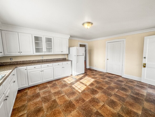 Building Photo - Charming older home in a peaceful, quiet neighborhood