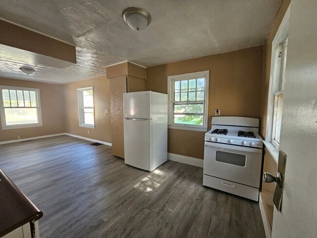 Building Photo - 3 bedroom home with fenced yard