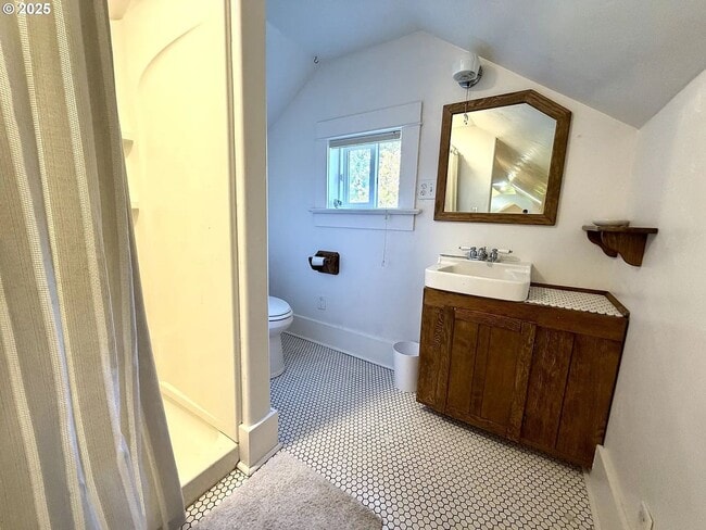 Building Photo - 1702 Cedar St