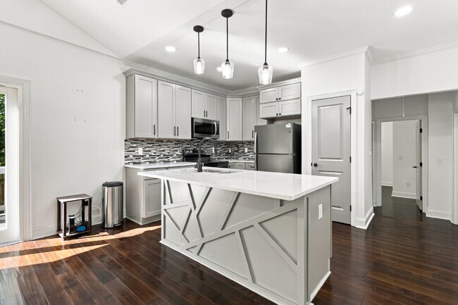 Building Photo - Updated Cottage 5 mins from Uptown Charlotte!