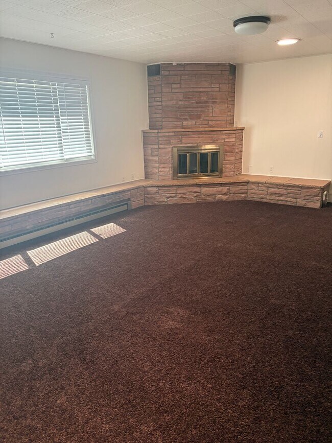 Building Photo - 3 bedrooms, 2 Baths Ranch Home with Large, Fenced Yard in the River Crest Neighborhood!