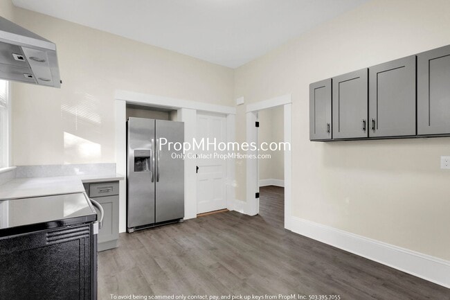 Building Photo - Updated Lair Hill Victorian with Willamette River & Mt Hood Views!