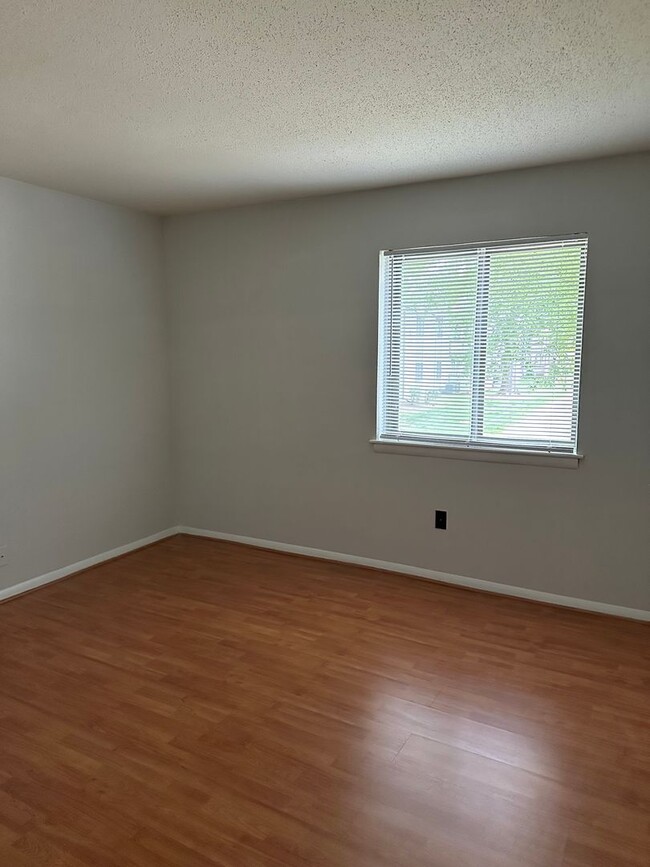 Building Photo - 1 Bed/ 1 bath Condo