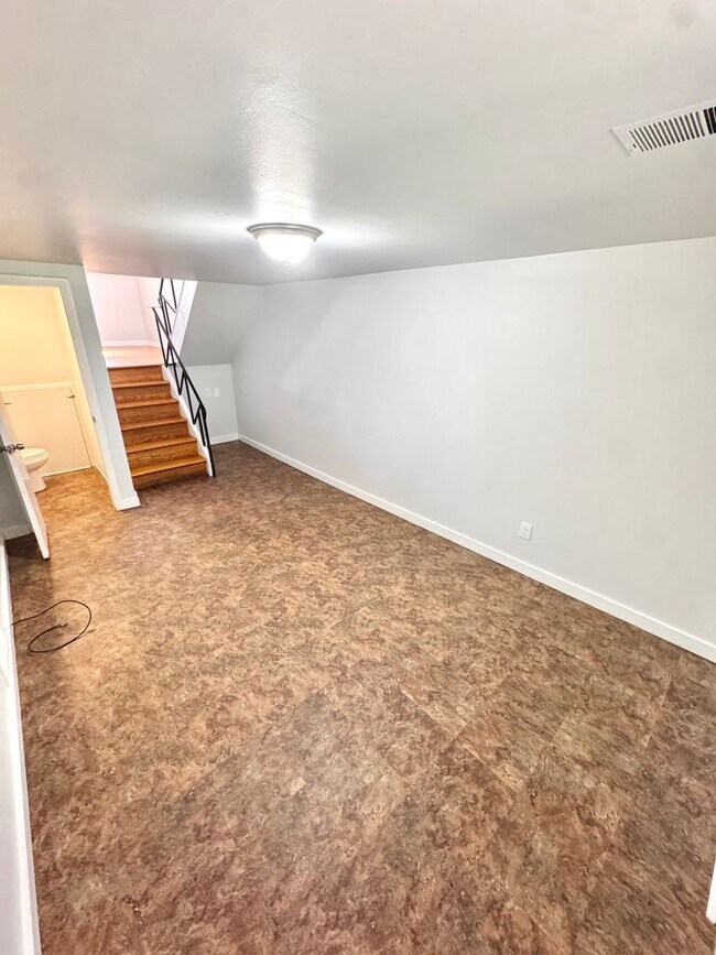Building Photo - SUPER CLEAN THREE BEDROOM TOWNHOME