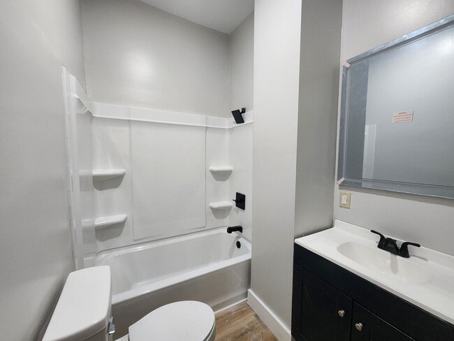 Building Photo - House W/ 2 Individual Units !