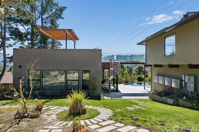 Building Photo - 1435 Lakeview Dr