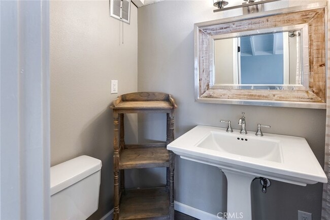 Building Photo - 10122 Viking Ave