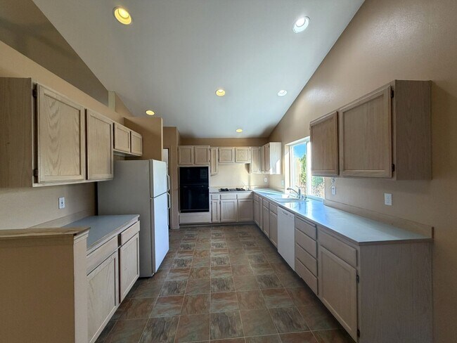 Building Photo - Charming Gleneagle Rambler – Prime Arlington Location