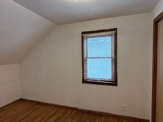 Building Photo - 3 BR/1 BA Single-Family Home in St. Paul!