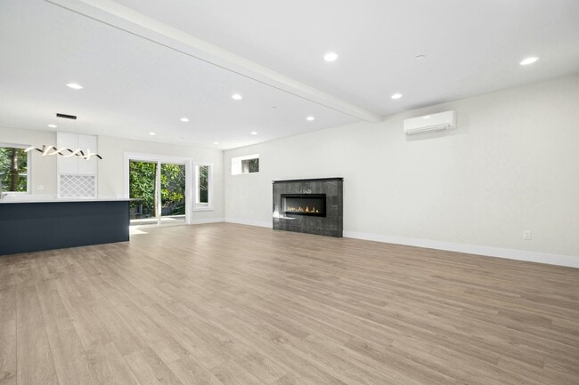 Building Photo - 5Bd/4.5Ba Bellevue House