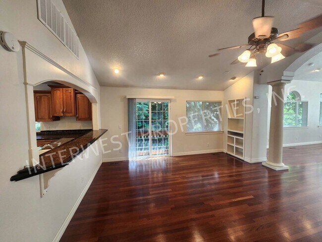 Building Photo - Large 3 Bed+ Bonus Room SW Pdx Home, Natur...