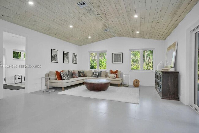 Building Photo - 117 NE 20th St