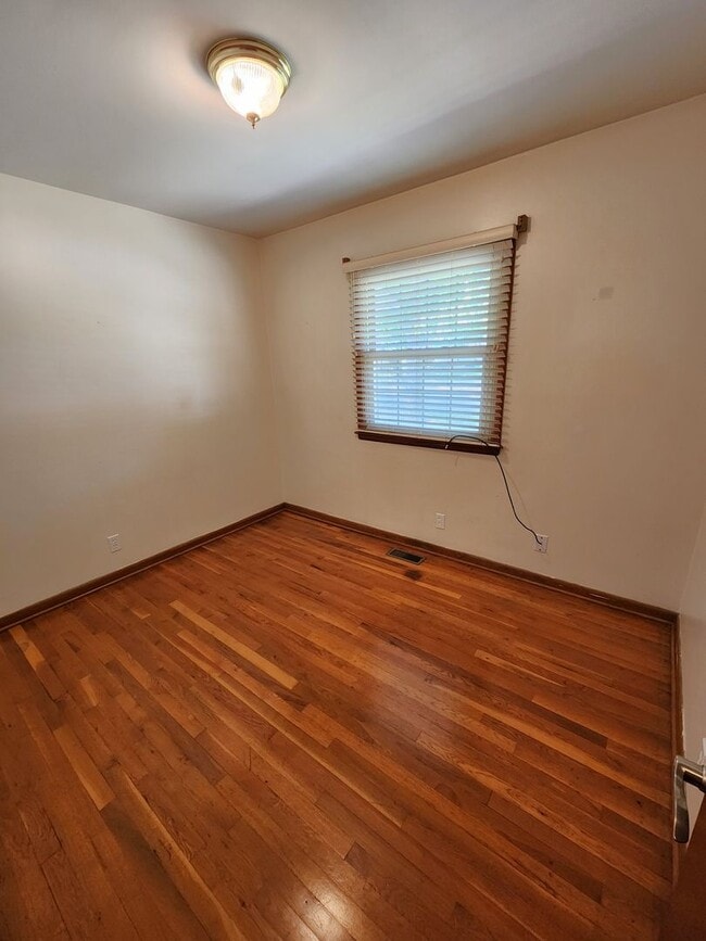 Building Photo - Beaufiful 3 bedroom rancher with attached ...