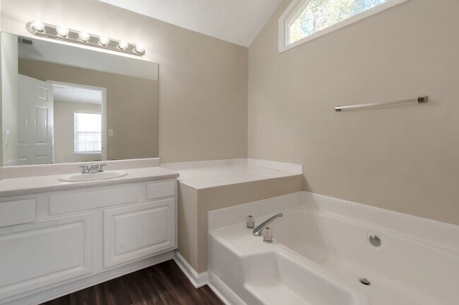 Building Photo - Charming 3BR/2BA Ranch Home in Stockbridge!