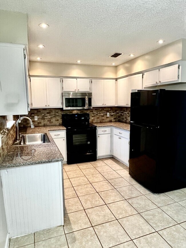 Building Photo - 3/2 LARGE fenced in yard!