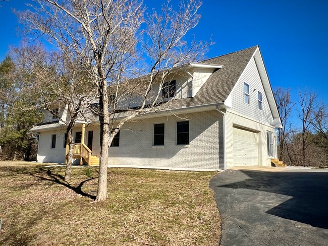 Building Photo - Beautifully Renovated Home!  5 Bedroom, 3 ...