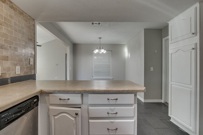 Building Photo - Three bed/two bath home near Kilpatrick turnpike