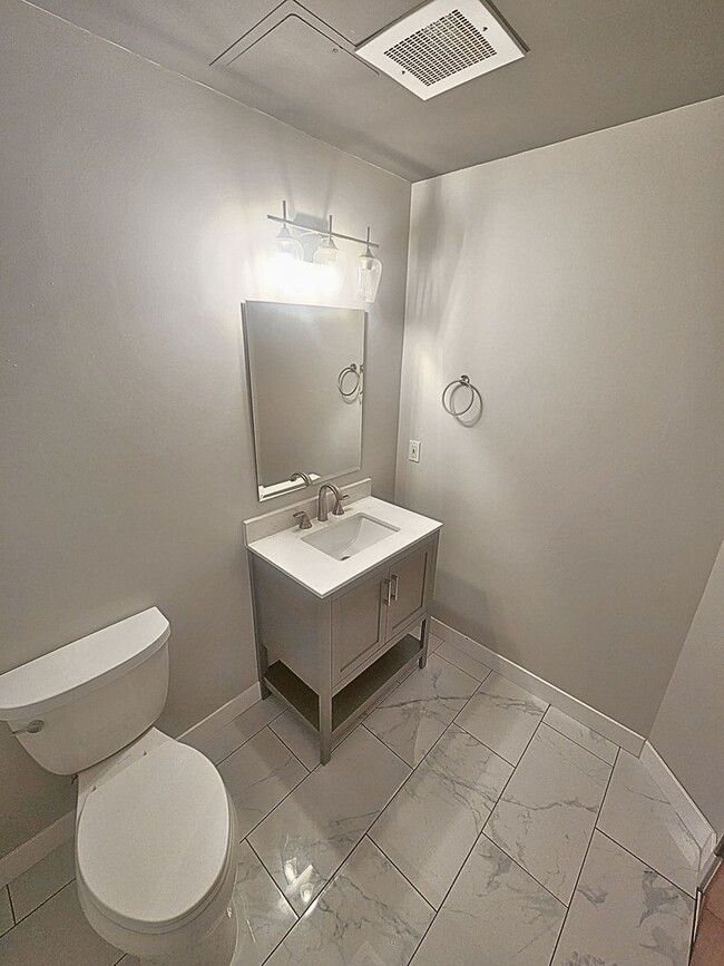 Building Photo - Gorgeous & Updated Skyloft One Bedroom-Ava...