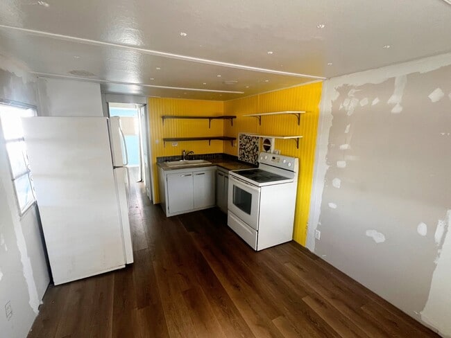 Building Photo - 616 Cortez Rd W