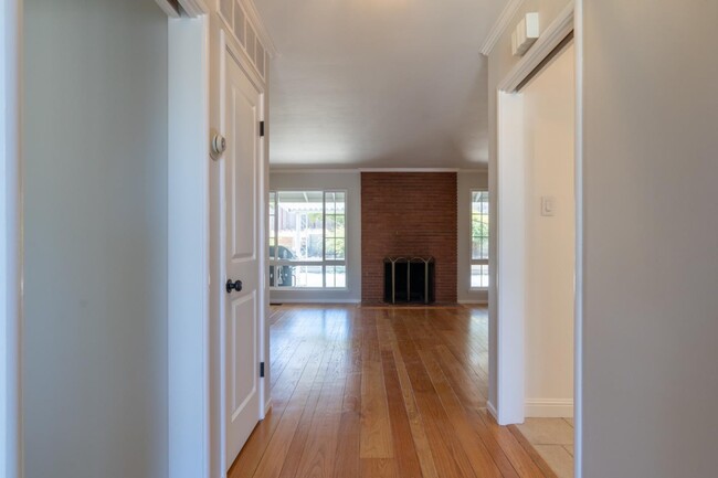 Building Photo - 757 Pico Ave
