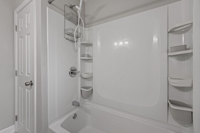 Building Photo - 1910 Hilldale Dr