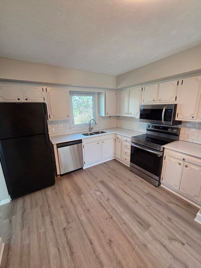 Building Photo - 3 bed, 2 bath, 1 car garage, fenced backyard, newly remodeled!