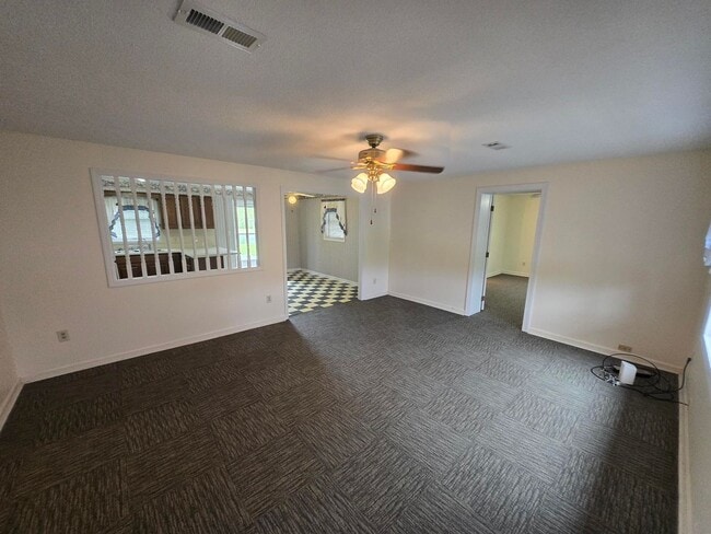Building Photo - **Charming 3-Bed, 2-Bath Duplex Apartment with Spacious Garage and Large Back Porch**