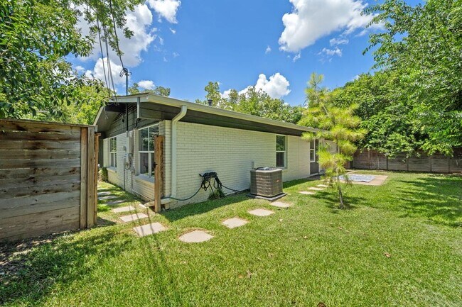 Building Photo - 6707 Columbia Dr