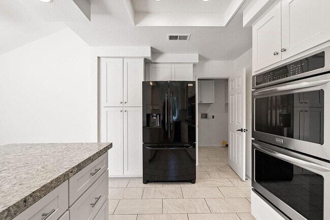 Building Photo - 43520 Via Magellan Dr