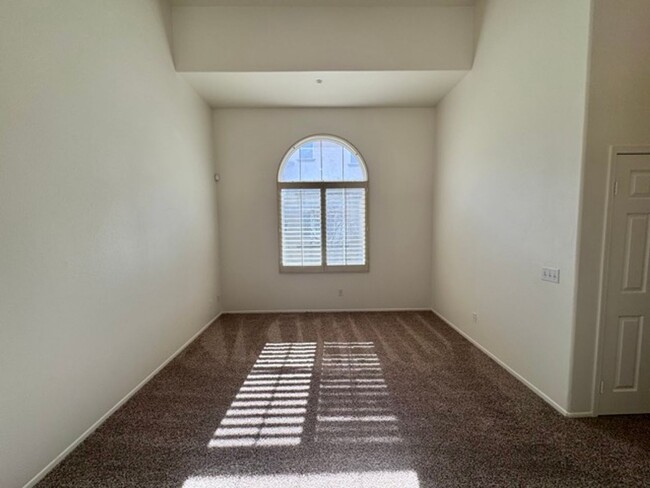 Building Photo - Spacious 3 Bedroom 2.5 Bathroom Condo in t...