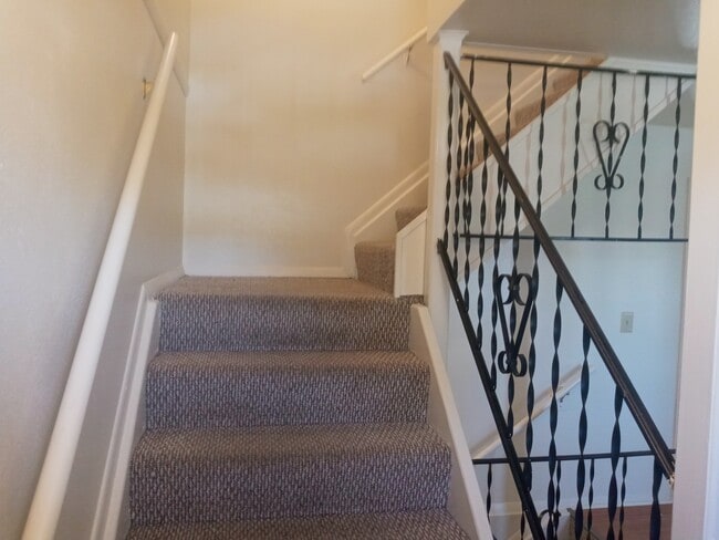 Building Photo - 390 S Wagon Wheel Dr