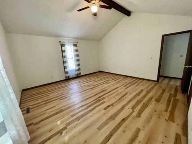 Building Photo - 3839 N Stewart Ave