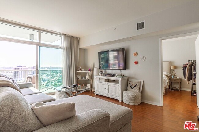 Building Photo - 13700 Marina Pointe Dr