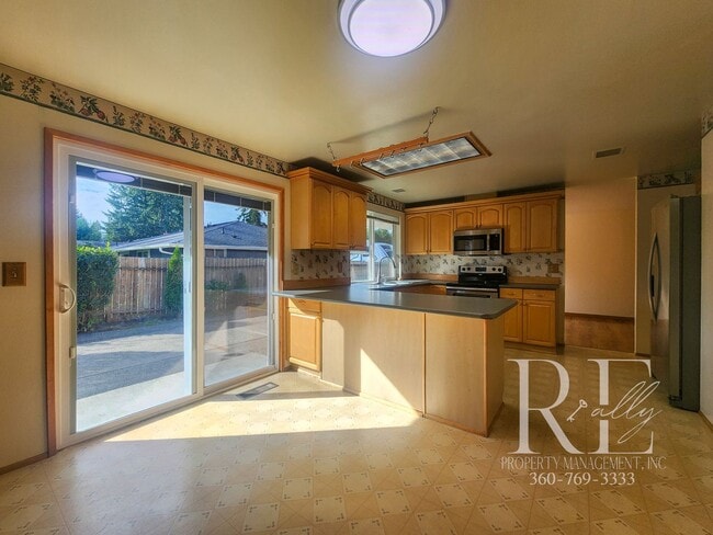 Building Photo - Spacious 4-Bedroom Rambler with Fenced Yar...