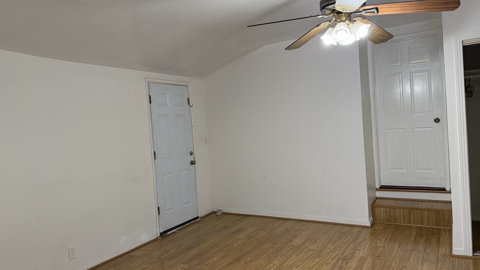 Building Photo - 5034 Newcastle Ave
