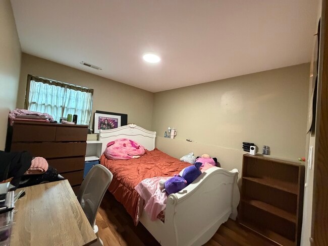 Building Photo - 301 Cherrywood Ct
