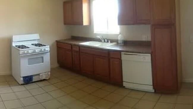 Building Photo - 3 Bedroom 1 1/2  Bath Home In Tehachapi